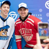 Two alumni pose together at the Detroit Red Wings GVSU Night